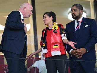 Minister van Buitenlandse Zaken Lahbib draagt 'One Love'-band op tribune terwijl ze in gesprek gaat met FIFA-baas Infantino