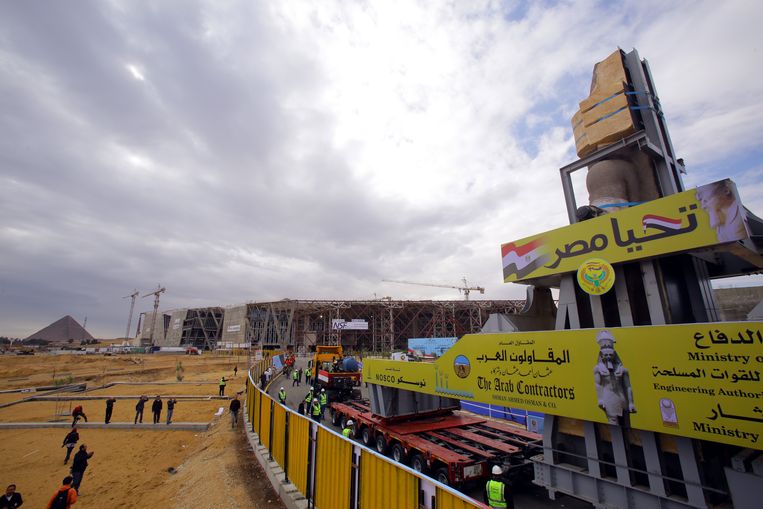 Een granieten beeld van farao Ramses II is op weg naar zijn plek bij de ingang van het nieuw Grand Egyptian Museum, dat op de achtergrond in aanbouw is. Beeld EPA