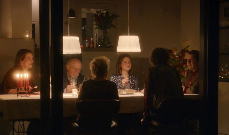 'Kerstappels', met onder anderen vanaf links: Malou Gorter, Hans Croiset, Juna de Leeuw en Ramsey Nasr. Beeld 
