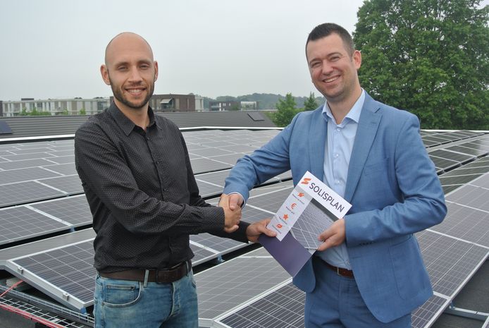 Directeur Teun van Sinten van Solisplan Group BV en wethouder Toine van de Ven bovenop het dak van de sporthal van IKC De Avonturier.