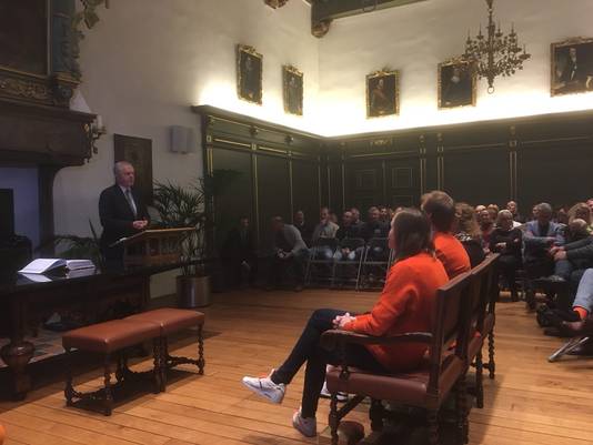 Lotte van Beek, Ronald Mulder en Kirsten Wild (vlnr) luisteren naar burgemeester Henk Jan Meijer.