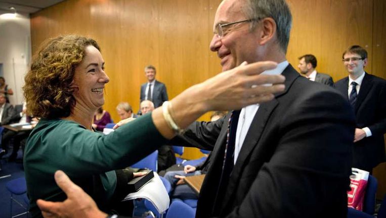 Minister Henk Kamp van Economische Zaken en Femke Halsema begroeten elkaar voorafgaand aan de presentatie van het rapport Commissie behoorlijk bestuur. Beeld anp