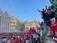 De Antwerp-supporters zingen hun helden toe op de Grote Markt.
