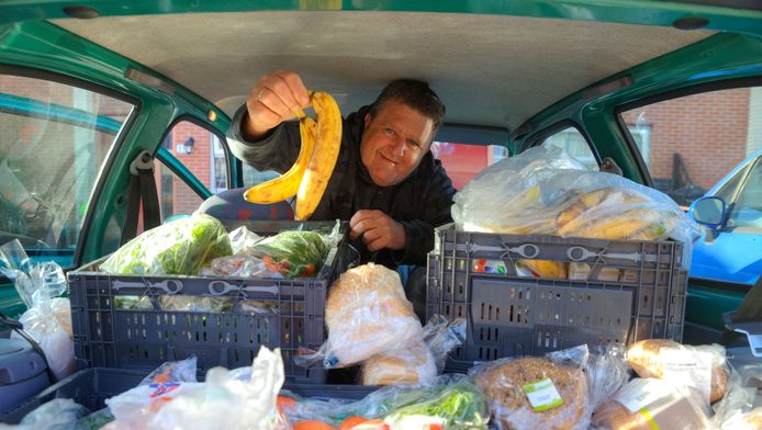 Rinus deelt voedsel uit