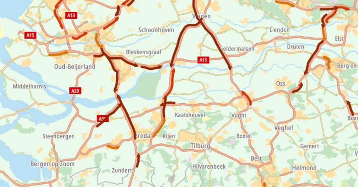 Flinke files op Brabantse snelwegen door ongelukken en vakantiedrukte.