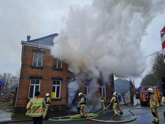Lede: Bij aankomst van de brandweer was er zware rookontwikkeling op de bovenverdieping. © Jeroen De Wolf