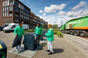 De afvalcoaches van Avri, vlnr Jeroen Gras, Luis Rojas Morales en Elsje Blauwhof het milieuparkje bij winkelcentrum Portage in Zaltbommel.