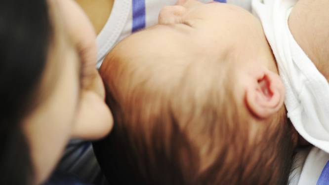 Koppel Adopteert Drieling En Wordt Zwanger Van Tweeling Het Leukste Van Het Web Hln Be