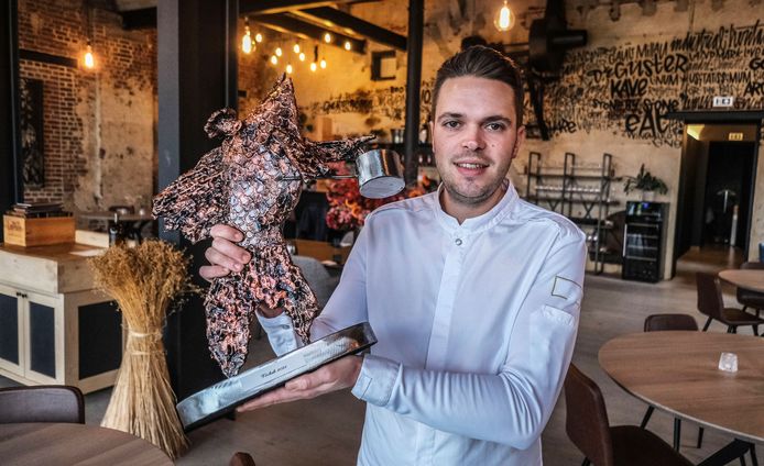Baptiste Tieberghien (30) van restaurant Lin’eau in Sint-Baafs-Vijve met zijn trofee als 'Viskok van het jaar'.
