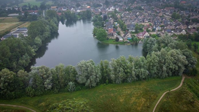 De natuurplas Plakse Wei, vanuit westlijke richting bezien. De bomen- en struikenrij aan de onderzijde wordt dubbel zo breed. Links het woonwagenkampje, rechts de aanwonenden van de Bonenkamp en Oeverkamp.