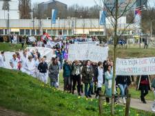 Amphia en Bravis strijden voor een betere cao: ‘U wilt later toch ook dat er nog iemand naast uw bed staat?’  