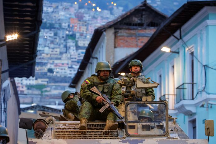 Soldaten patrouilleren in het historische centrum van hoofdstad Quito, Ecuador. (09/01/24)
