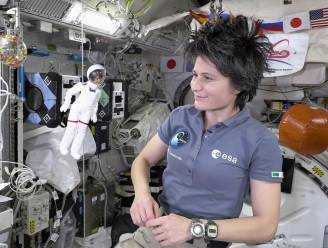 Wie zorgt er voor je als je ziek bent? Dit willen jonge meisjes weten van Italiaanse astronaute die het ISS leidt