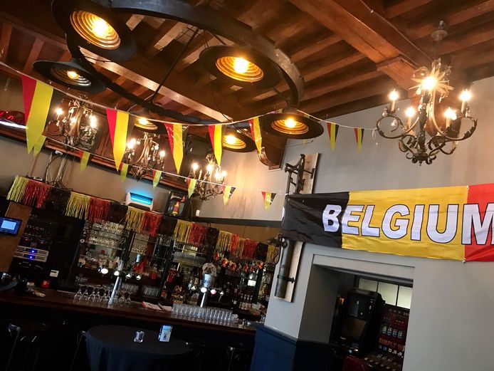 Café De Pomp is bij grote toernooien oranje versierd, maar bij dit WK getooid in de Belgische kleuren. ,,Als onze Belgen scoren, juichen wij ook.''