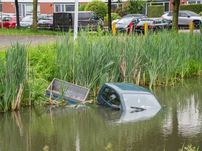 Autootje met aanhangwagen rolt water in op Wijnland in Vleuten