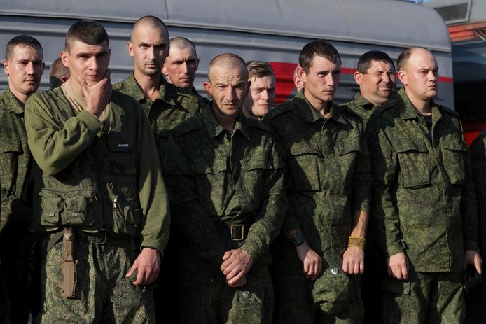 Russische rekruten aan het station in Prudboi.