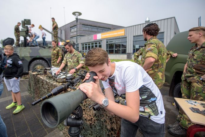 Militairen vertellen over hun werk op het Sondervick college in Veldhoven.