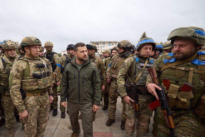 President Zelensky bij soldaten van het Oekraïense leger.