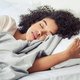 Van nachtmerrie tot erotische droom: deze invloed heeft je slaaphouding op je dromen