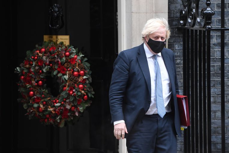 De Britse premier Boris Johnson verlaat zijn ambtswoning op Downing Street. Beeld EPA