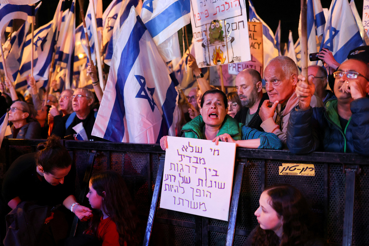 Voor de tiende week op rij gingen Israëliërs zaterdagavond in groten getale de straat op om te demonstreren tegen de plannen van premier Netanyahu. Beeld REUTERS
