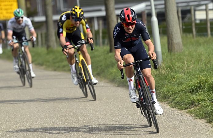 Tom Pidcock met Wout van Aert en Maximilian Schachmann in zijn wiel tijdens de 55ste editie van de Amstel Gold Race.