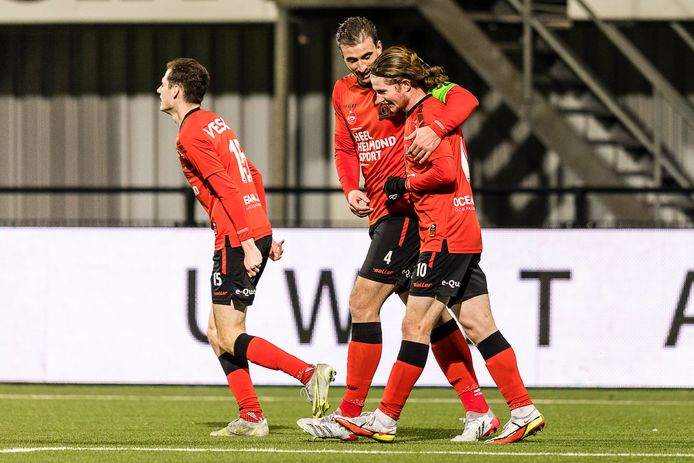Helmond Sport-aanvoerder Robin van der Meer vierde de 1-1 nog met Arno Van Keilegom, maar zag tot zijn afgrijzen dat zijn ploeg bleef steken op één punt tegen de tien van Telstar.