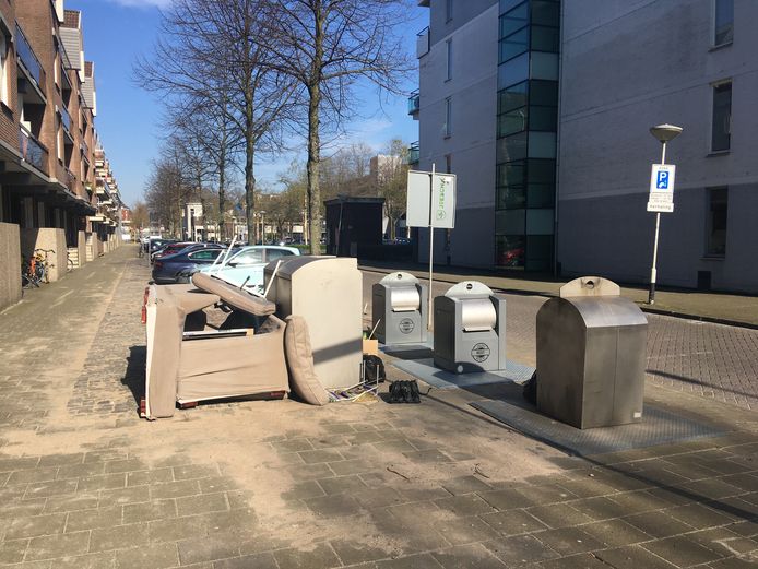 Op sommige plekken in Breda wordt grofvuil bij ondergrondse containers voor restafval gezet, zoals hier in de Middellaan. Maar volgens de gemeente gebeurt dan nu niet meer of minder dan anders.