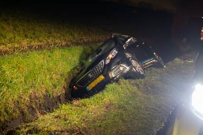 Auto in de sloot in Moerstraten, bestuurder klautert zelf uit voertuig
