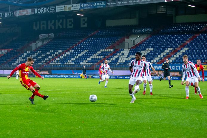 Boyd Lucassen haal uit voor de 0-1.
