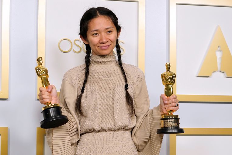 Zhao met haar Oscars.  Beeld Reuters