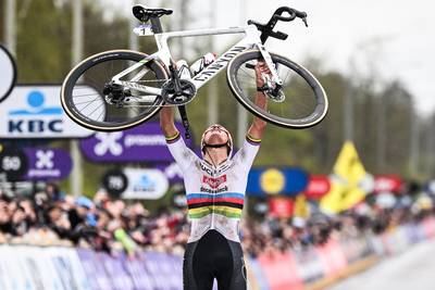 Mathieu van der Poel remporte son troisième Tour des Flandres après un incroyable numéro en solitaire