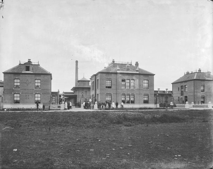 Het openbaar slachthuis aan de Amsterdamsestraatweg, vlak na de opening in 1901.