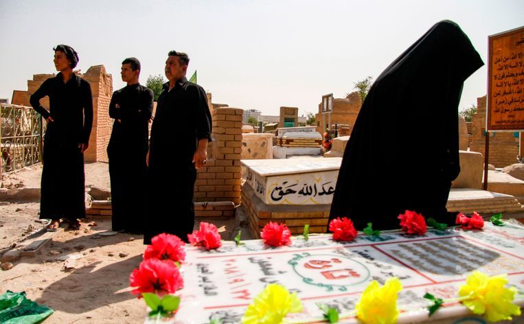 Een Irakese vrouw bij het graf van Tara Fares in Najaf. Beeld AFP