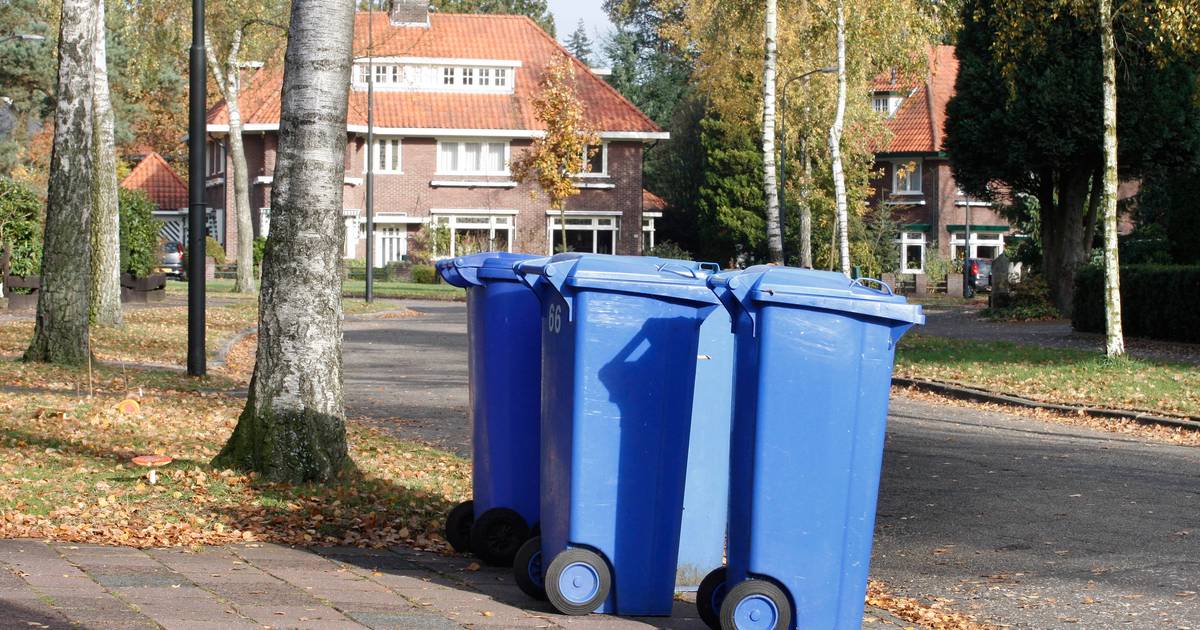 Blauwe container in Olst-Wijhe van de baan