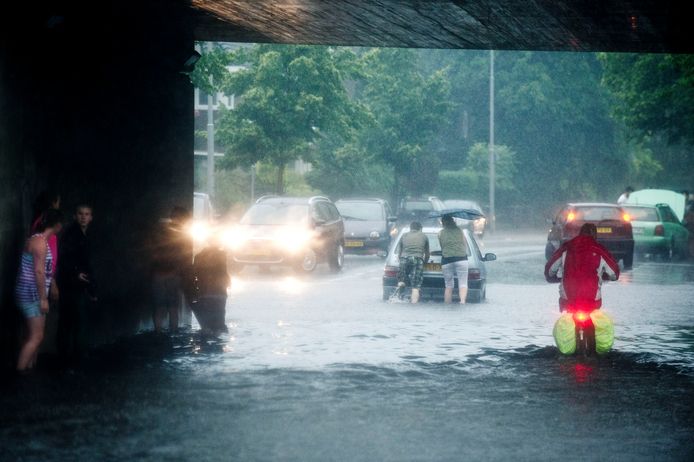 Een enorme stortbui zette enkele jaren geleden onder meer de tunnel in de Deldenerstraat onder water. Accepteren we dat of moet de gemeente dat per se zien te voorkomen?