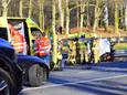 De brandweer aan het werk bij een zwaar ongeval op de A12 bij Bennekom.