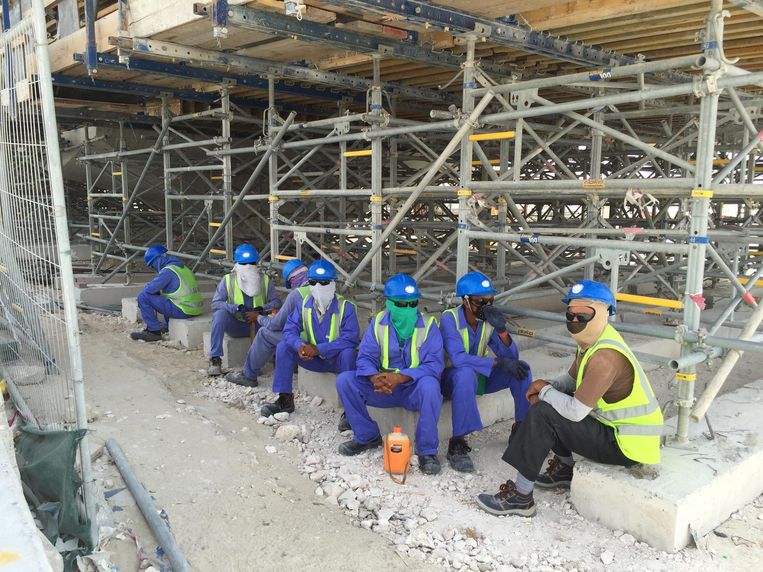 Workers on a construction site along the highway between Al Khor and Doha. Beeld afp
