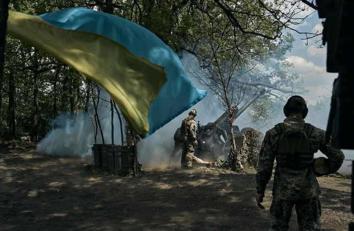 Oekraïense militairen beschieten Russische stellinten bij Bachmoet.