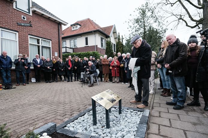 De onthulling van de struikeldrempel in Terborg gebeurde onder grote belangstelling.