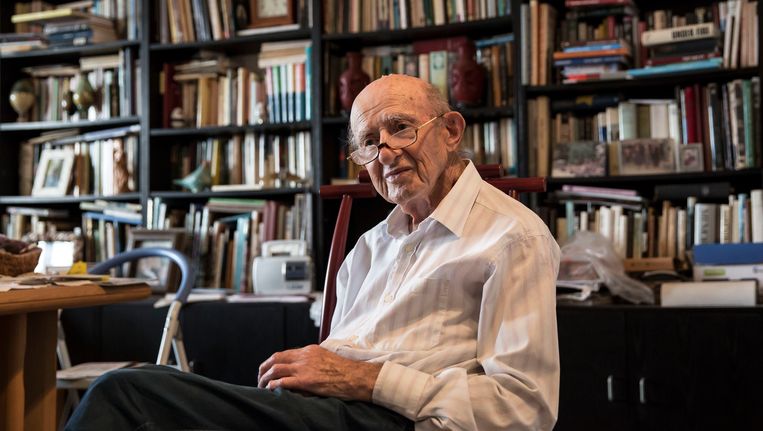Joseph Harmatz in zijn appartement in Tel Aviv, Israël. Harmatz leidde de groep die na de oorlog probeerde om duizenden nazi's te vergiftigen. Beeld AP