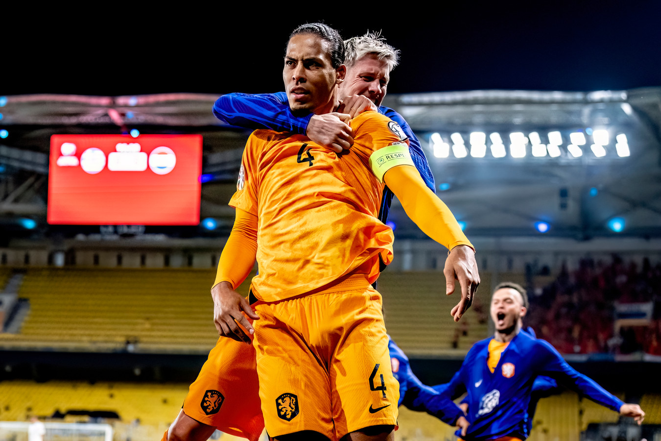 Oranje wint na tumultueuze slotfase van Griekenland en heeft EK-ticket  bijna binnen | Foto | AD.nl