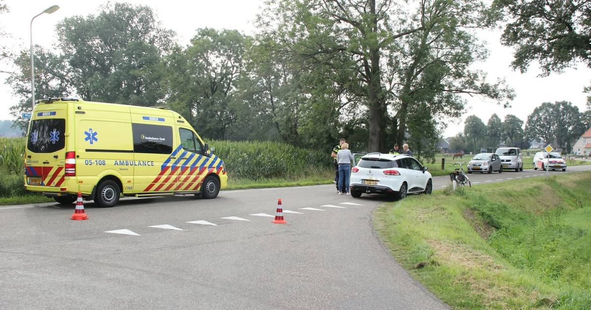 Fietser gewond na aanrijding met auto in Enter.