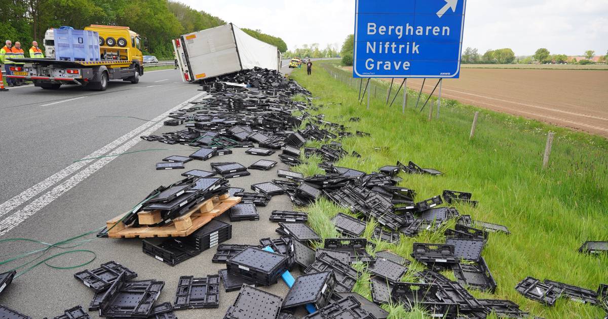Vrachtwagen gekanteld bij Wijchen, snelweg bezaaid met troep.