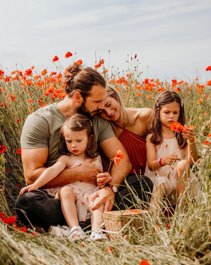 Lara is acht jaar samen met haar vriend Steffen (31), met wie ze dochters Philippa (5) en Romée (2,5) kreeg. De meisjes weten dat hun mama niet meer beter wordt. De oudste is erg alert en gevoelig, de jongste begrijpt het nog niet goed, maar overlaadt haar mama met kussen en knuffels.