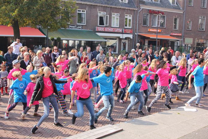 Jongeren van het asielzoekerscentrum in Wageningen en andere kinderen uit de gemeente doen een flashmob in de stad.