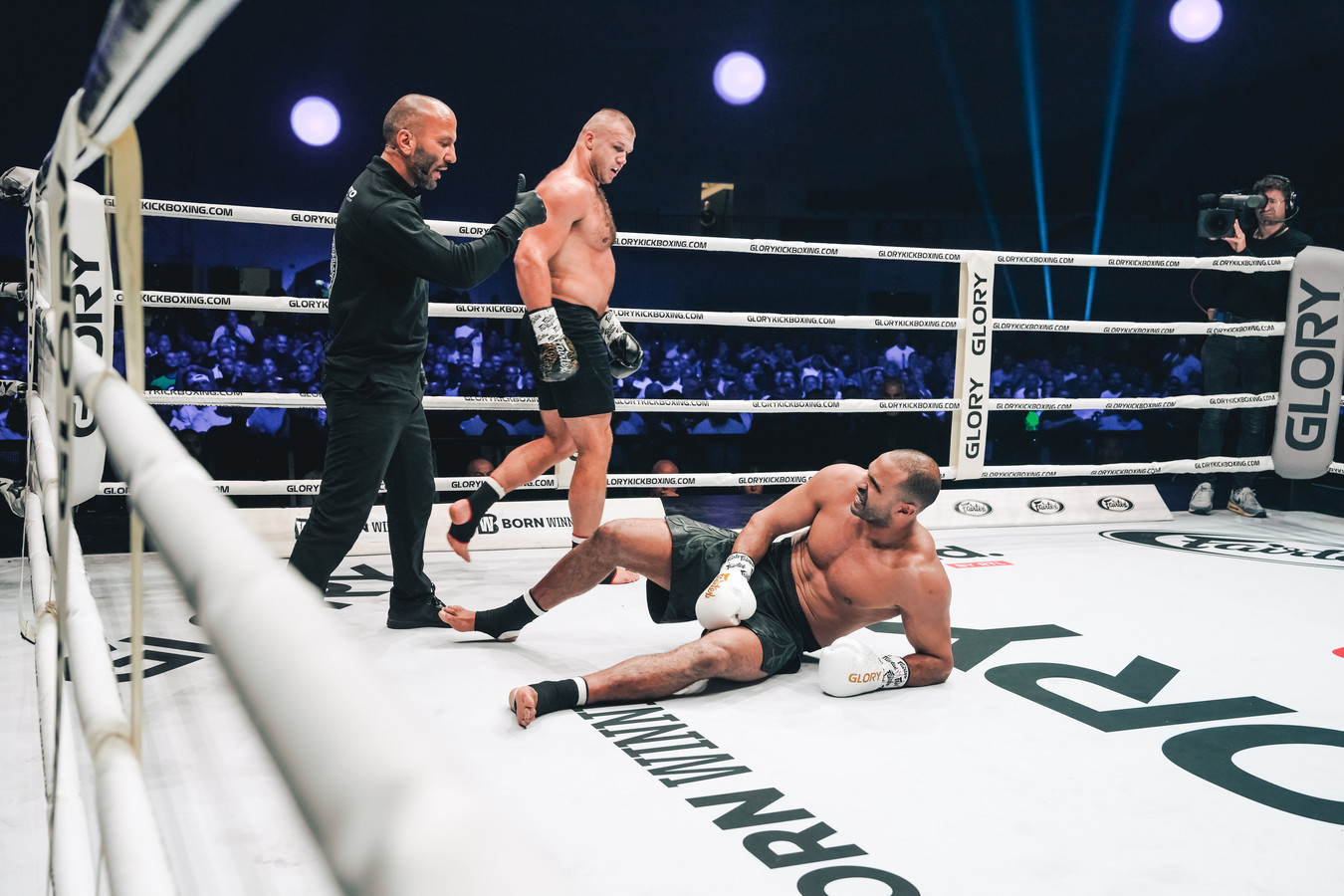 Badr Hari moet na meerdere knockdowns geblesseerd opgeven bij rentree