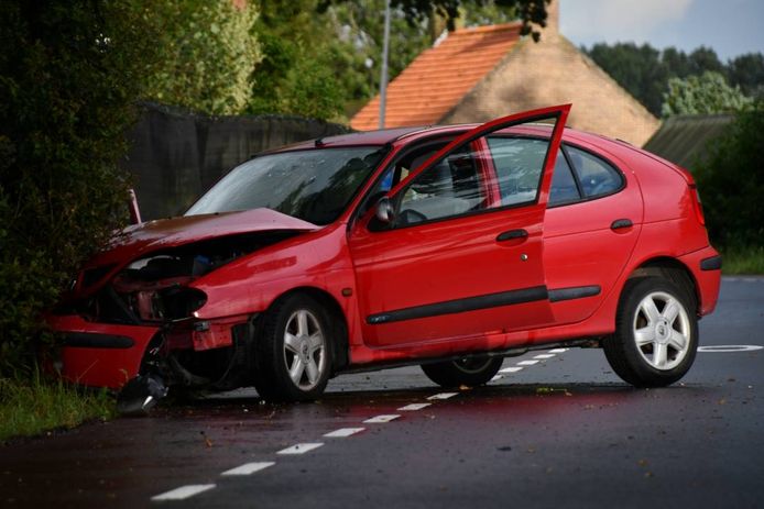 De auto botste op een boom in de Hazelarenstraat.