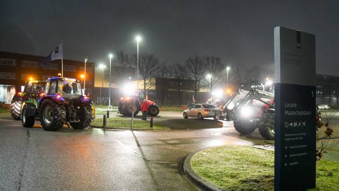 Steunbetuiging met toeterende tractoren bij gevangenis waar shovelchauffeur vastzit