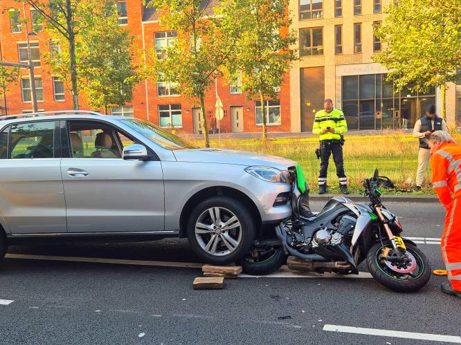 Motor komt onder auto terecht na botsing op Laan van Zuid in Rotterdam